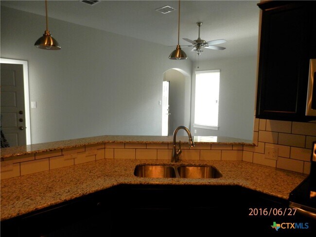 Building Photo - 514 Creekside Frst