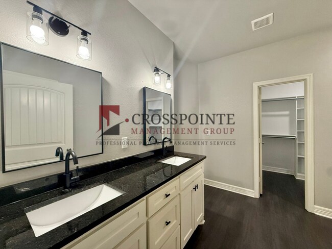 Building Photo - Tour Today! 3 Bedroom, 2 Bathroom Duplex!