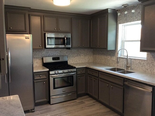 Building Photo - 3035 Mosby Dr