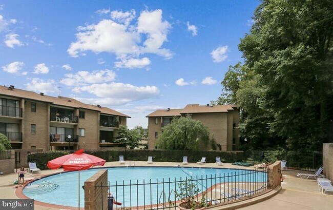 Building Photo - 118 Monroe St