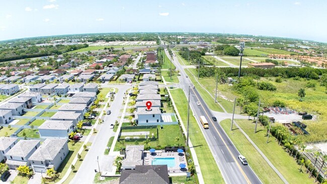 Building Photo - 715 SE 17th Ave