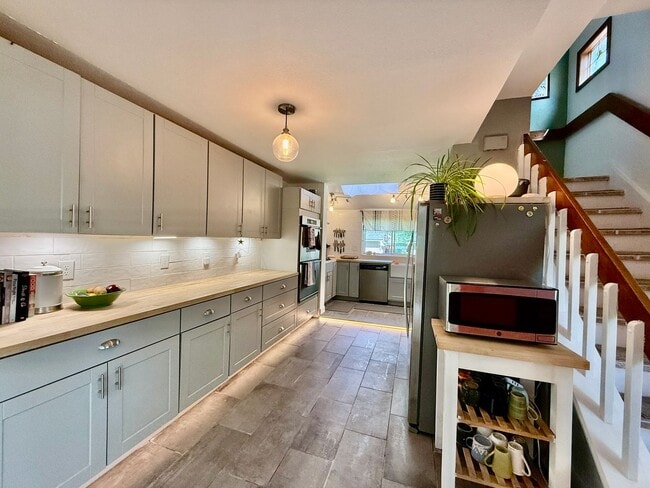Building Photo - Distinguished 4 bed, 2 bath Bungalow in the Old North End