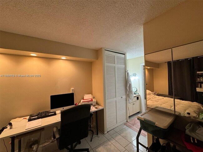 Building Photo - 3720 Inverrary Dr