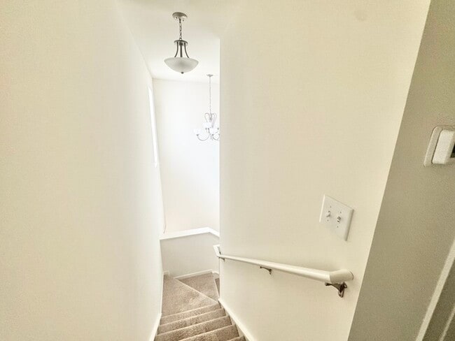 Building Photo - Three bedroom 2 1/2 bath townhome with att...