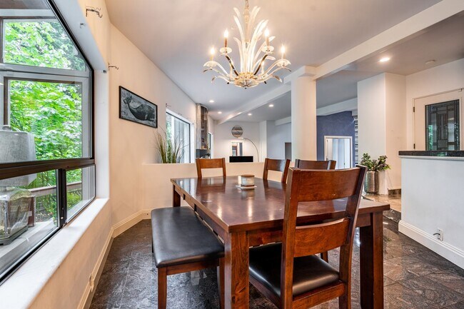 Building Photo - Beautiful 4 Beds and 2.5 Baths house with ...