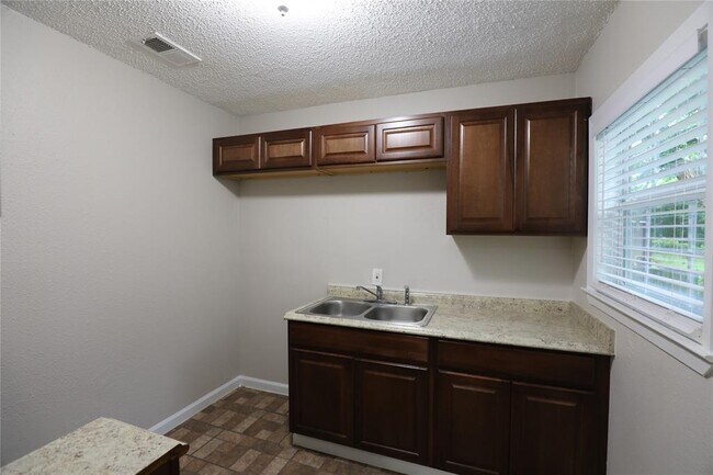 Building Photo - 8418 Grovecrest Dr