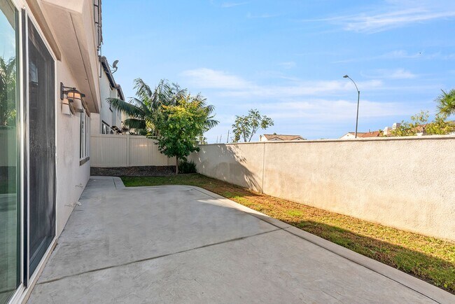 Building Photo - Comfort Meets Coastal Living 4 Bed 2.5 Bath in Oceanside!