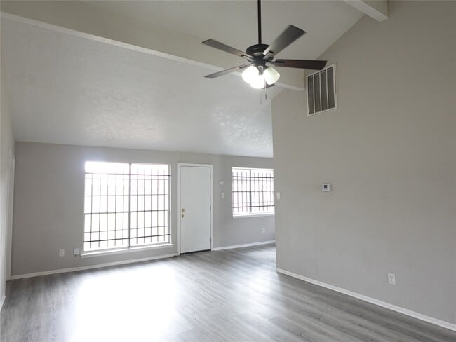 Building Photo - 10811 Thorncliff Dr