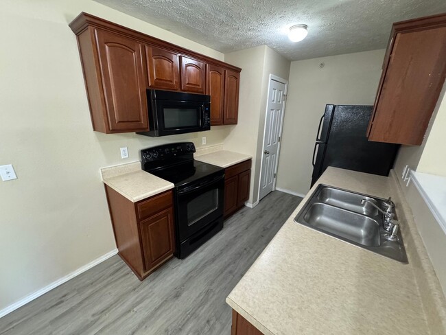 Building Photo - 2 bedroom 2 bath apartment at Clifton Heig...