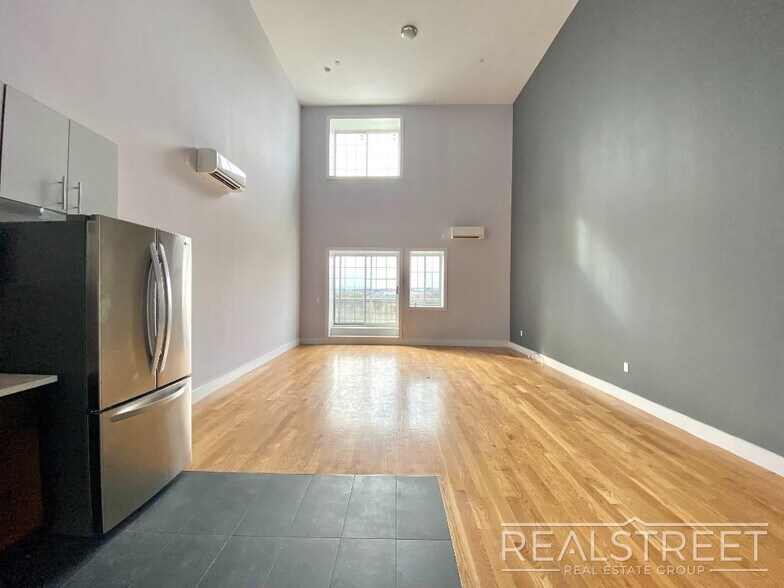 Building Photo - LUXURY PENTHOUSE 2 BR Loft WITH PRIVATE ROOF DECK in Queens! + 1 MONTH FREE!
