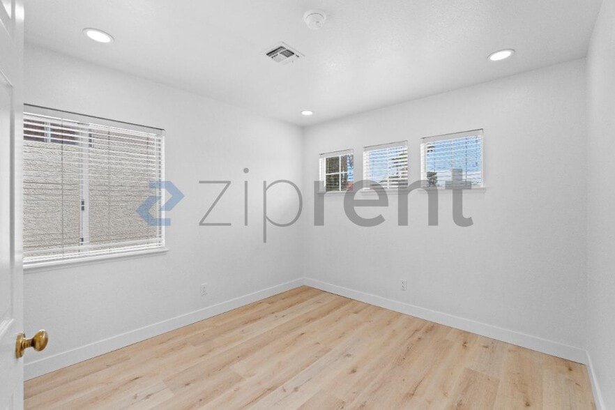 Building Photo - Unit