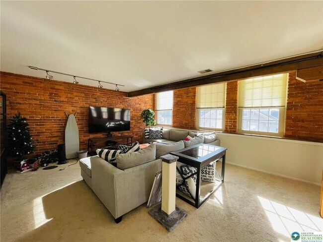 Building Photo - 101 W Race St