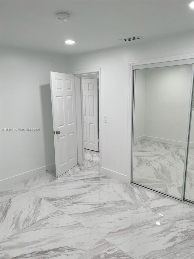 Building Photo - 4337 SW 49th St