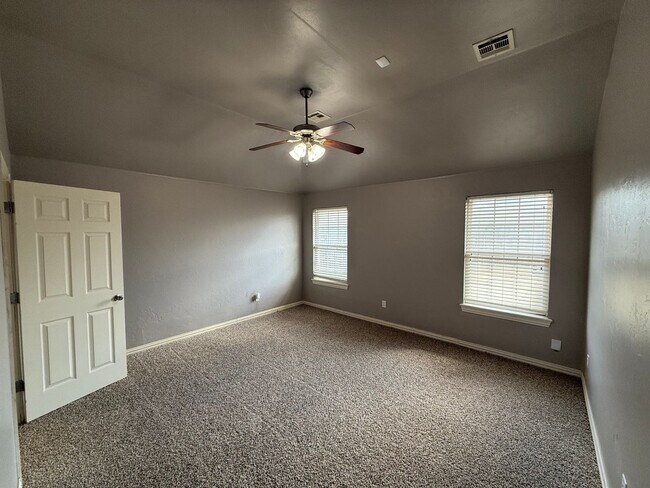 Building Photo - 4 BED! Cozy Home on Large CORNER Lot!