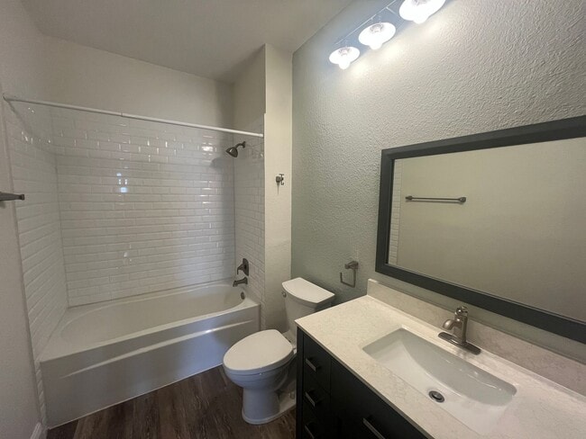 Building Photo - Spacious 2 Bed, 2 Bath + Loft in Prime Lak...