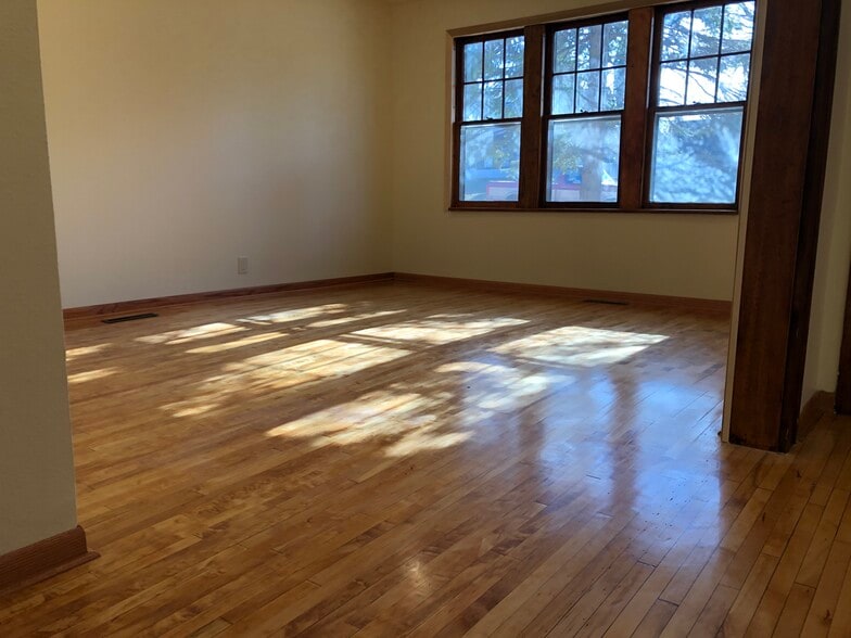 Building Photo - 509 E Vernon Ave