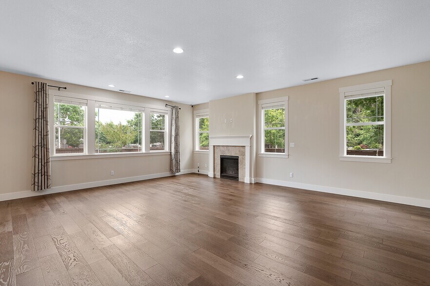 Building Photo - 28616 Greenway Dr