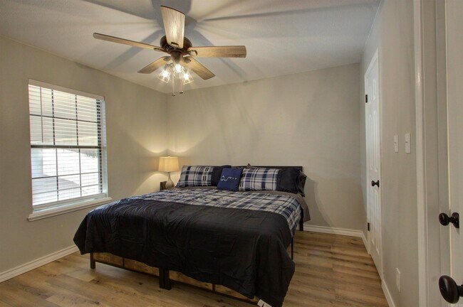 Building Photo - 5805 Sidney Dr