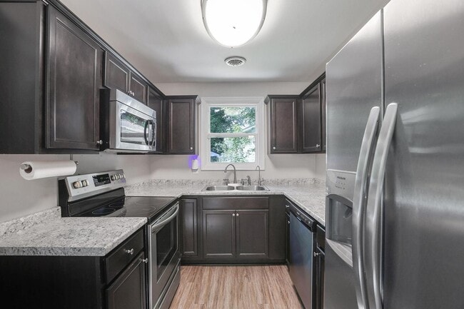 Building Photo - Home Close to Amenities