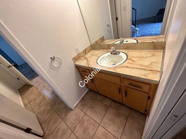 Building Photo - Spacious 3 bedroom 2 bathroom townhouse for rent. Fireplace in living area, washer/dryer hookups,...