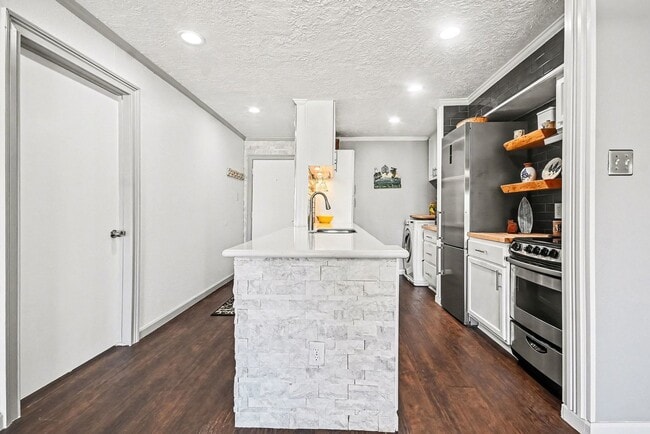 Building Photo - 307 Yacht Club Ln