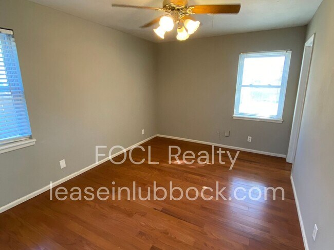 Building Photo - 3 bed 2 bath