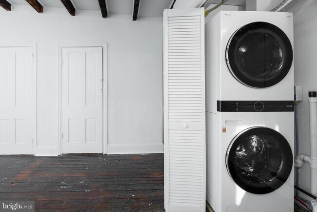 Building Photo - 633 N 3rd St