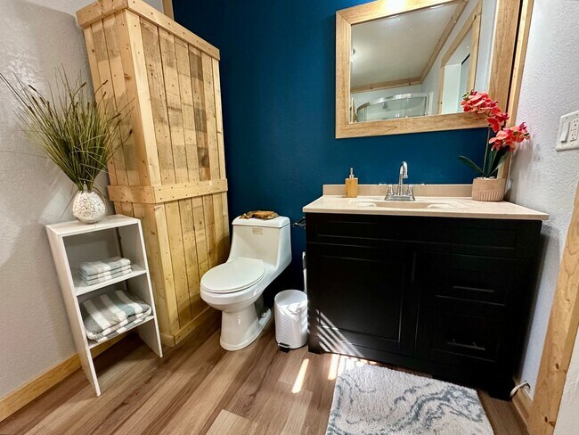 Building Photo - 1 bed, 1 bath home for rent in quiet Water...