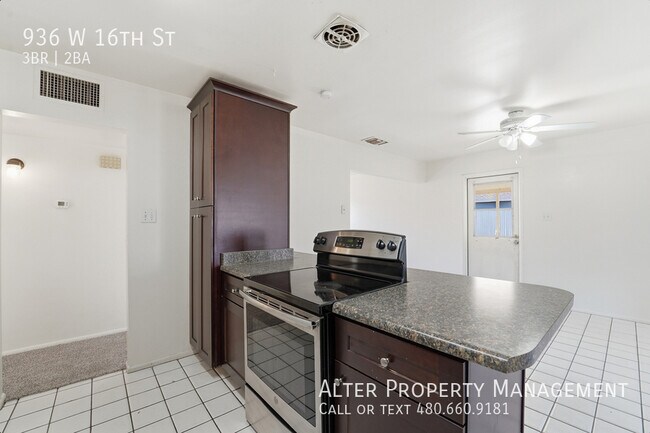 Building Photo - 936 W 16th St