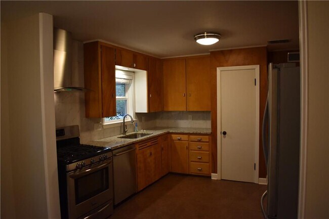 Building Photo - 2701 Twin Oaks Dr