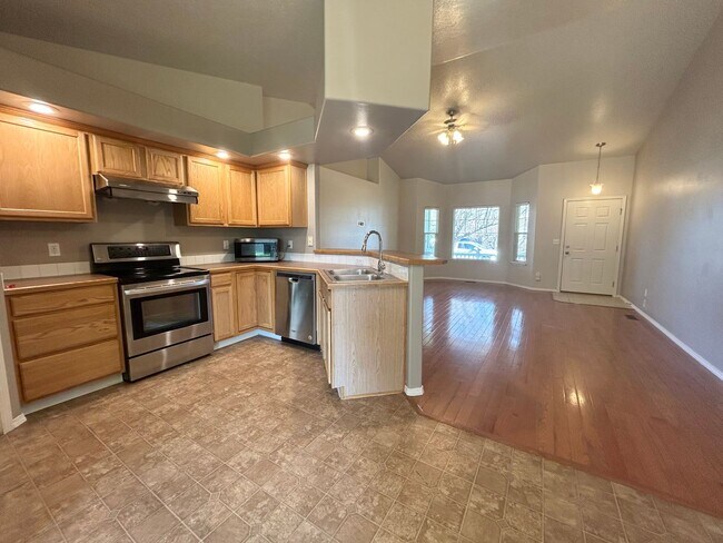 Building Photo - 115 Cassidy Dr E