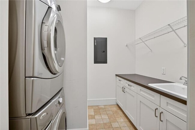 Building Photo - 1065 Peachtree St NE