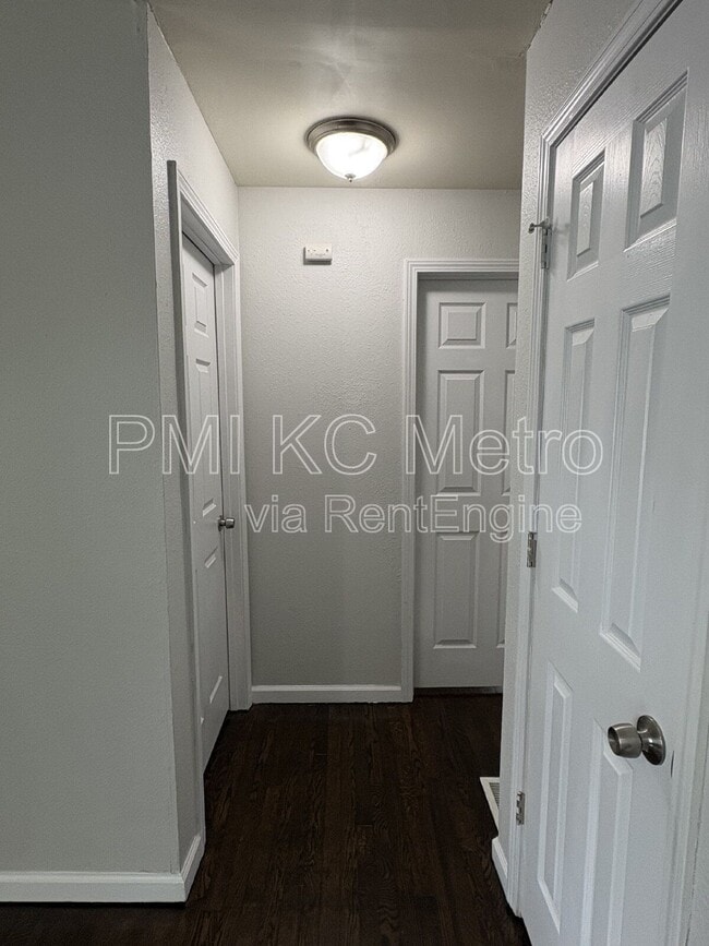 Building Photo - 1342 E 84th Terrace