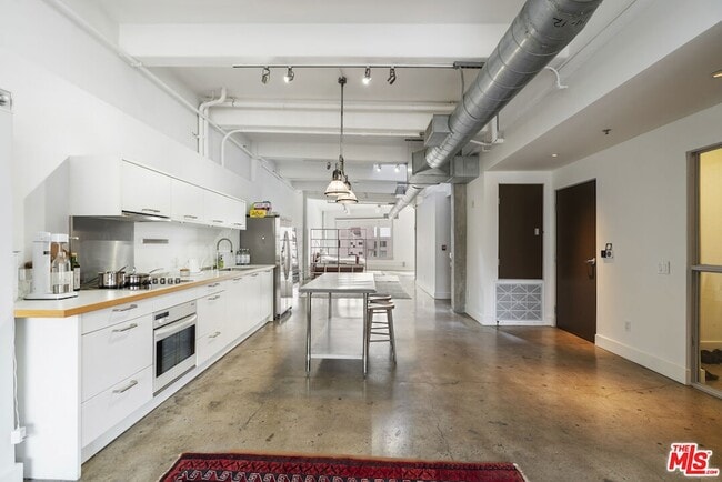 Building Photo - 814 S Spring St