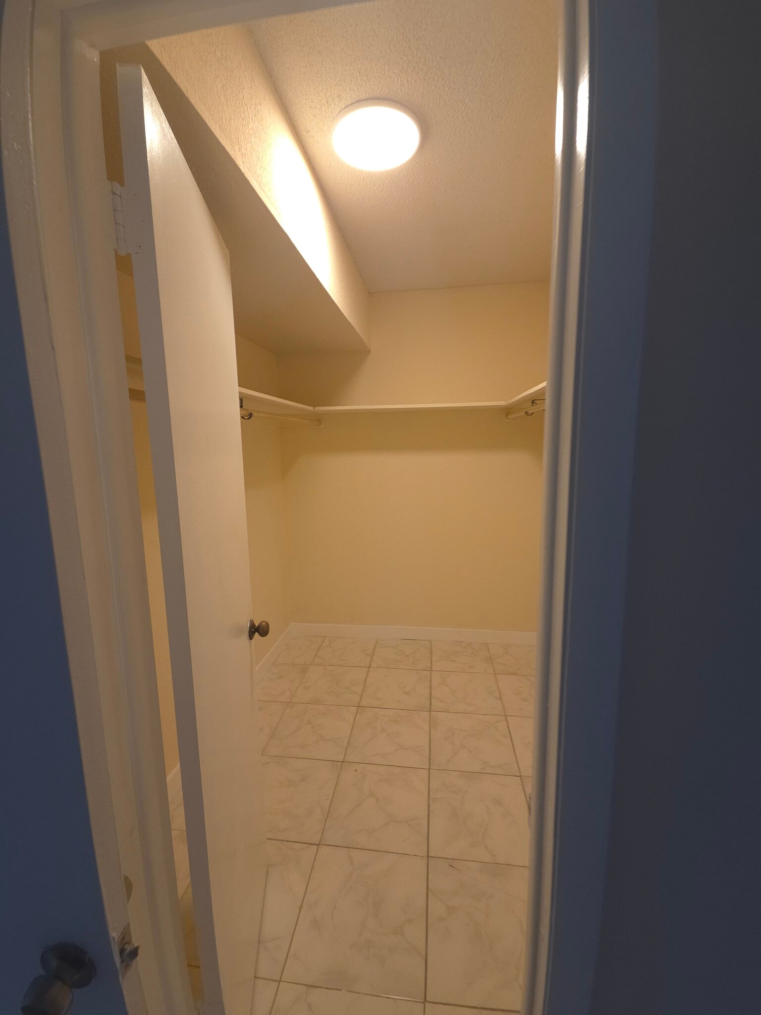 Building Photo - 5335 NW 10th Ct