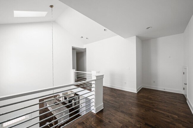 Building Photo - Modern 3BR/3.5BA home in Sylvan Summit, just minutes from downtown!