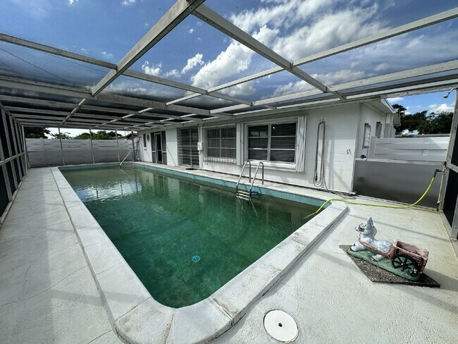 Building Photo - "Charming 3-Bed, 2-Bath in North Port!"