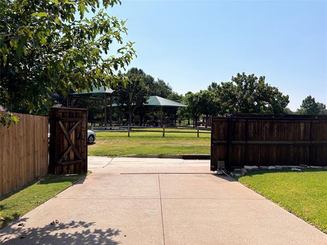 Building Photo - 512 Woodlake Dr