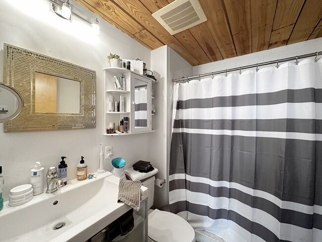 Building Photo - 120 Holmes St