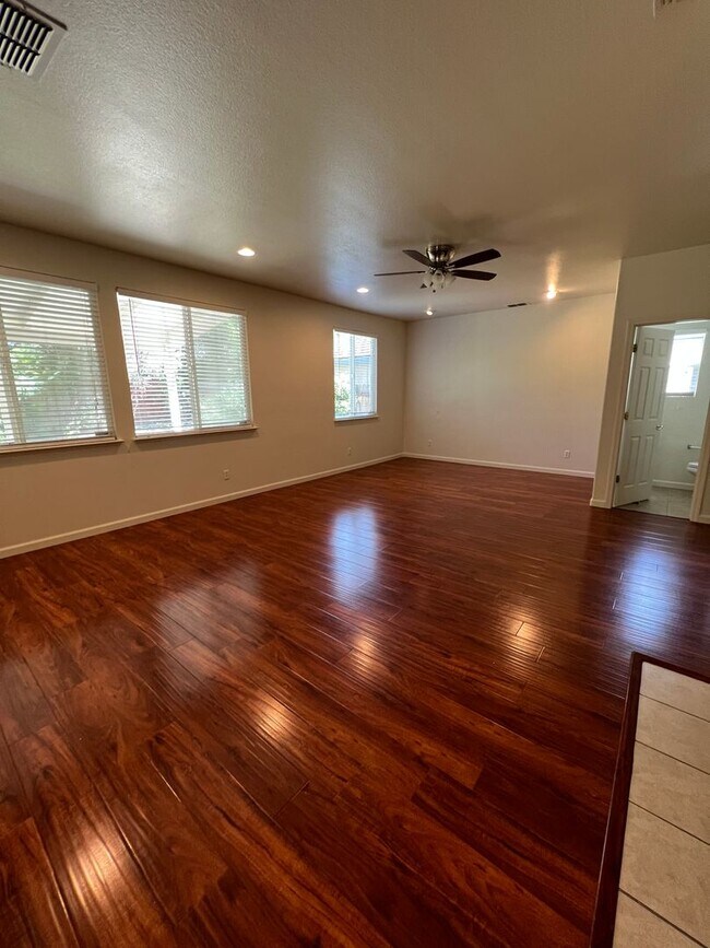 Building Photo - Spacious 4 bedroom 2.5 Bathroom Gold River...