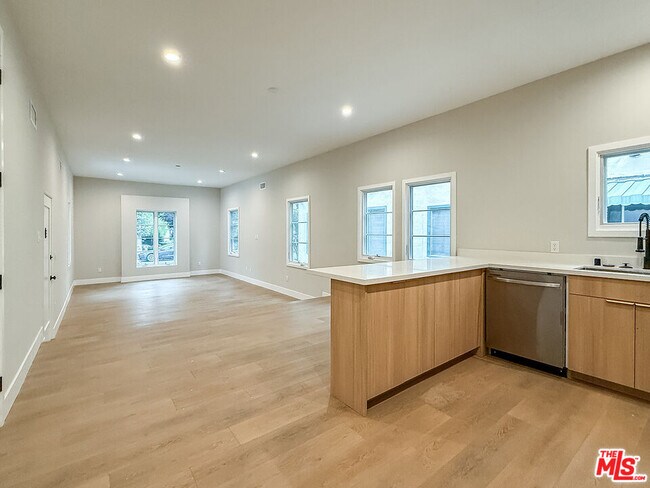 Building Photo - 150 N Arnaz Dr