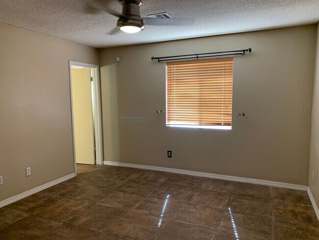 Building Photo - 3 BEDROOM HOME!
