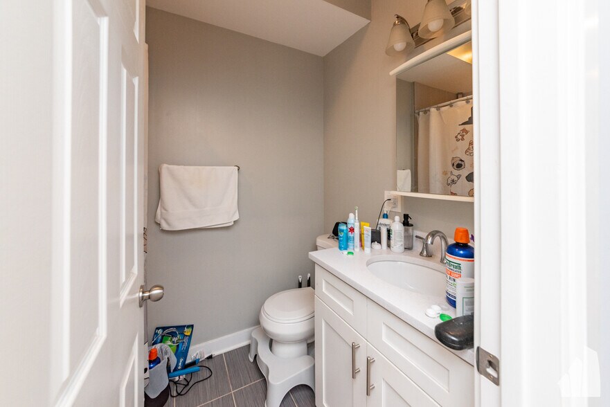 Building Photo - 2439 N Ashland Ave