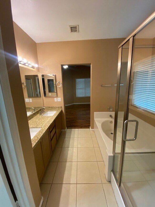 Building Photo - Beautiful 3-Bedroom Home with Vaulted Ceilings & Private Fenced Yard