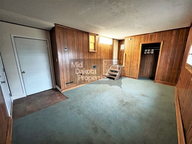 Building Photo - 414 E 7th-4 Bedroom Home