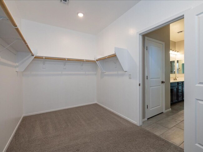 Building Photo - 4 Bedroom 2 Bathroom