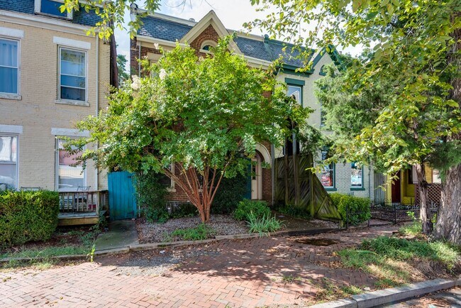 Building Photo - 2627 W Cary St