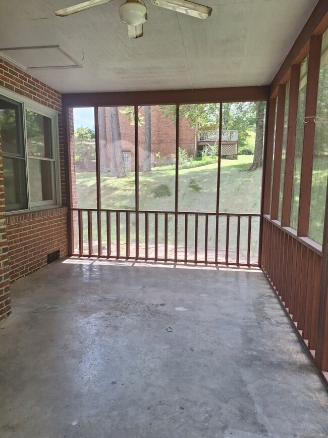 Building Photo - 4bd/3 bath located in desirable neighbor in Fox Den Subdivision in West Knoxville