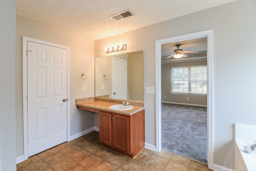Building Photo - 565 McGiboney Ln