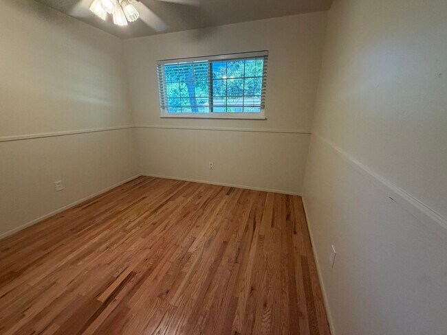 Building Photo - 4 bedroom house in Orangevale on a huge lot